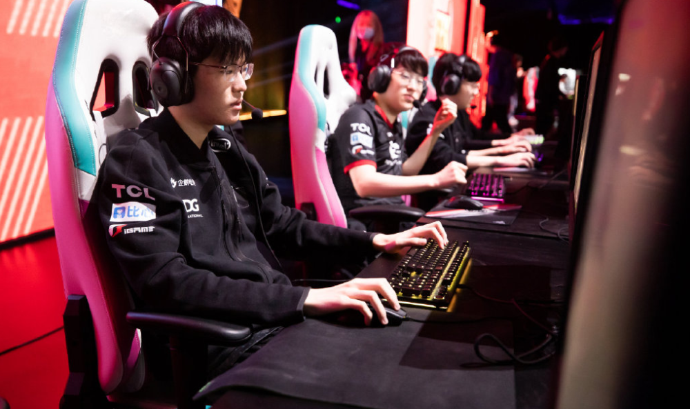 包含Doinb关键节点挺进下一轮，瑞士队带队取胜！的词条